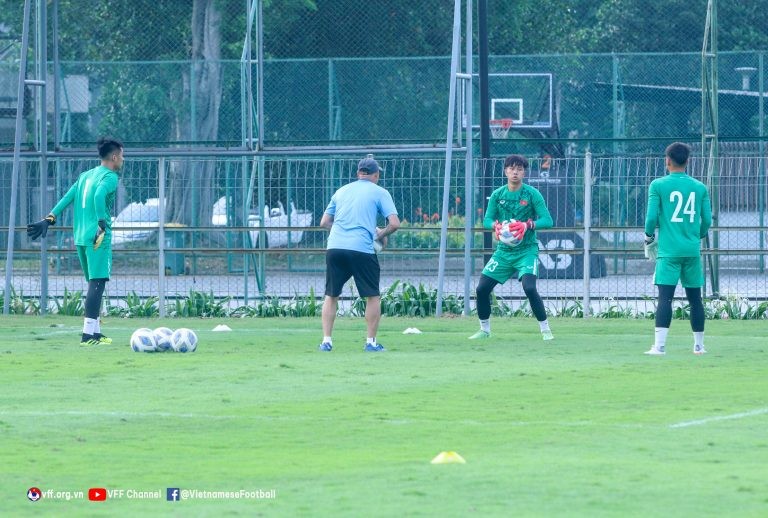 U23 Đông Nam Á 2022: Các cầu thủ U19 Việt Nam trên sân tập tại Indonesia U23 Đông Nam Á 2022: Các cầu thủ U19 Việt Nam trên sân tập tại Indonesia