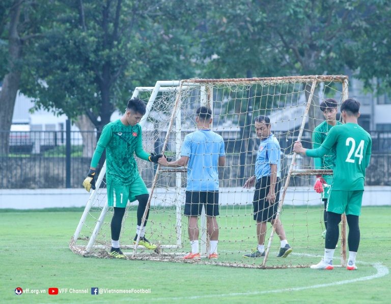 U23 Đông Nam Á 2022: Các cầu thủ U19 Việt Nam trên sân tập tại Indonesia U23 Đông Nam Á 2022: Các cầu thủ U19 Việt Nam trên sân tập tại Indonesia