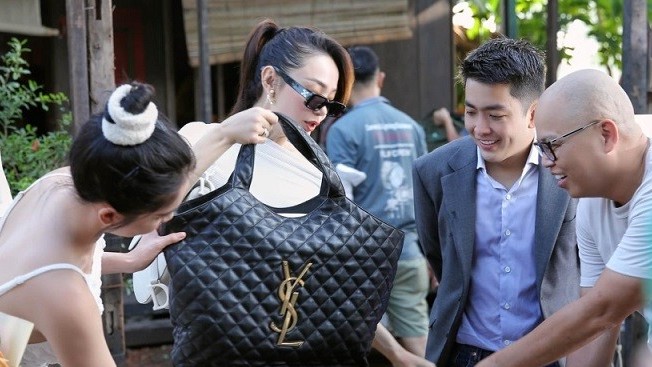 Minh Hằng và Ngọc Trinh tương phản phong cách khi dùng túi đôi hàng hiệu