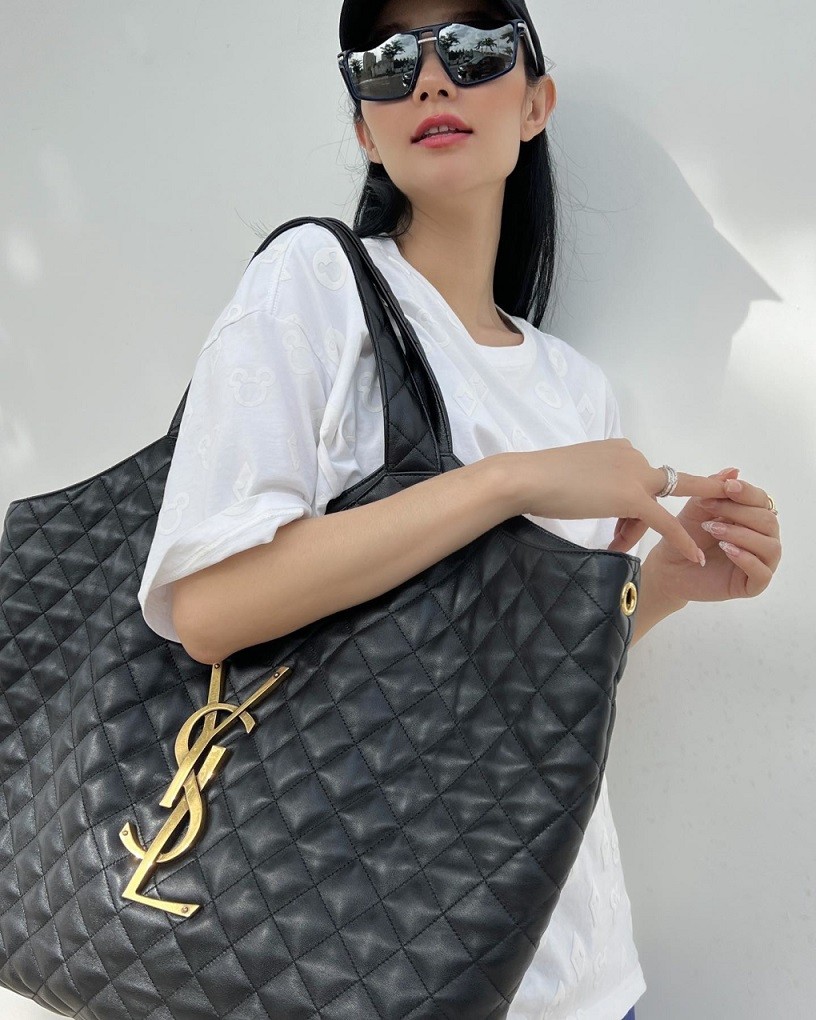 Phong cách đối lập của Minh Hằng và Ngọc Trinh khi dùng túi đôi Chanel