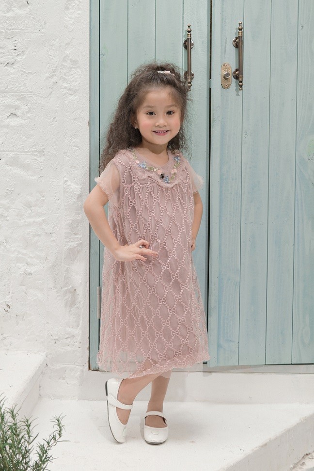 Hoa hậu Ngọc Châu đồng điệu style bánh bèo thực hiện bộ ảnh với các mẫu nhí