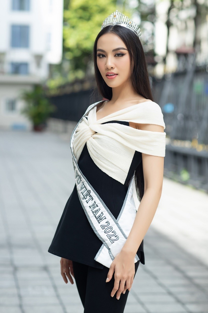 Hoa hậu Hoàn vũ Việt Nam 2022 và hai á hậu giao lưu người hâm mộ