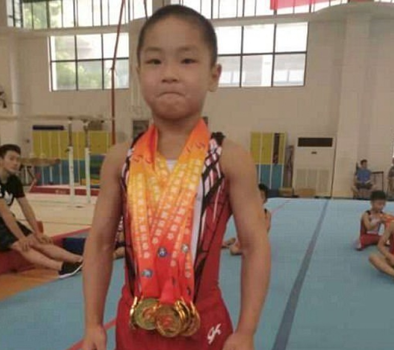 Bé trai khoe cơ bụng tám múi gây sốt cộng đồng mạng