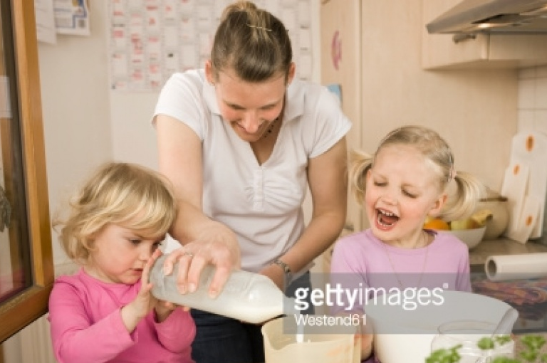 Nguy cơ sâu răng vì... bú sữa mẹ quá lâu