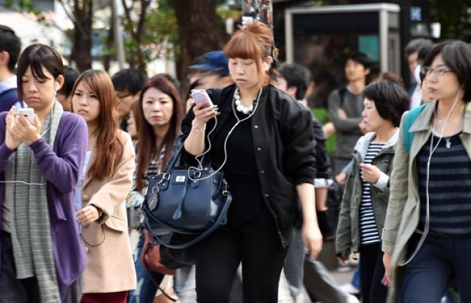 Người dùng thay đổi cả dáng đi vì... smartphone