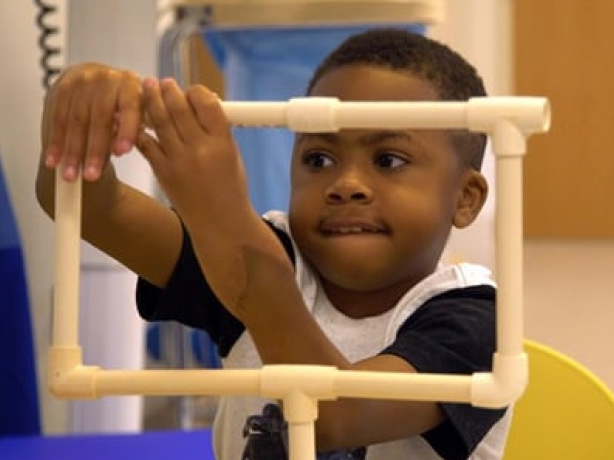 Ca cấy ghép tay ở trẻ em đầu tiên trên thế giới thành công