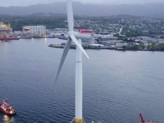 Lắp đặt cối xay gió nổi trên biển quy mô lớn đầu tiên của thế giới