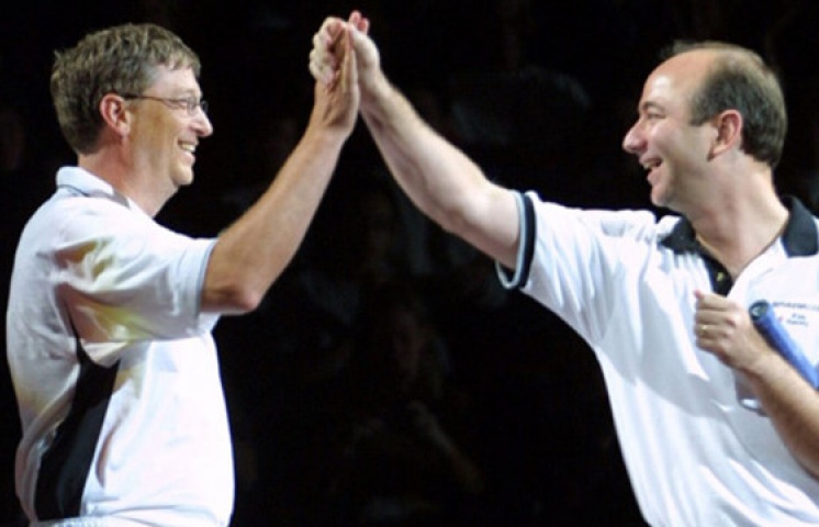 So sánh tài sản của Bill Gates và ông chủ Amazon