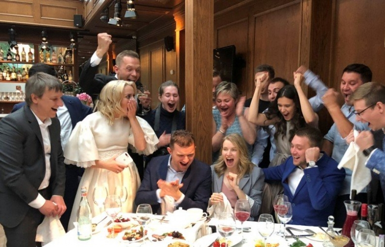 Đang cưới, cặp đôi Nga tạm dừng tiệc để ăn mừng World Cup