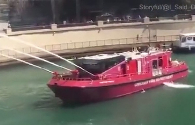 Mỹ: Nắng nóng kỷ lục, tàu cứu hỏa phải phun nước "cứu" cầu thép