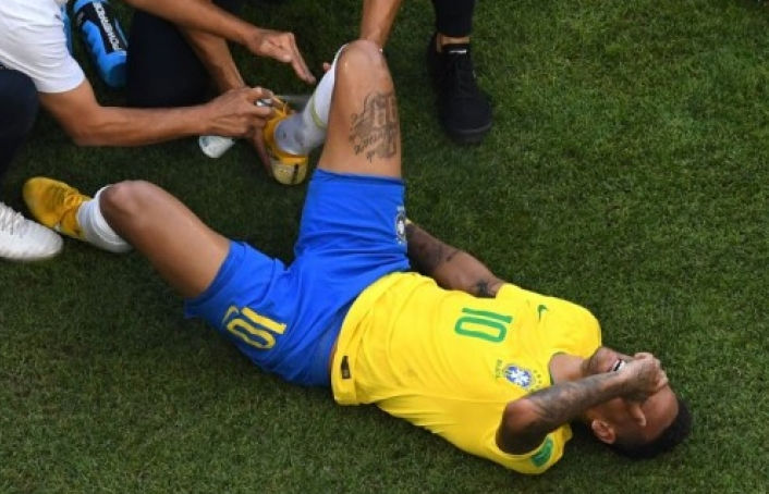 Màn lăn lộn đau đớn của Neymar trở thành trò cười trên Twitter