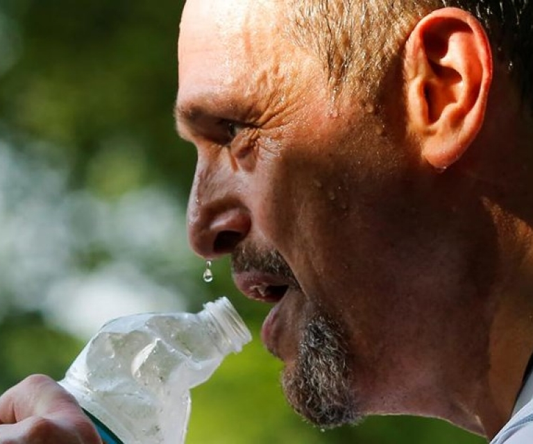 Muôn kiểu hạ nhiệt khi thời tiết nắng nóng gay gắt ở Mỹ