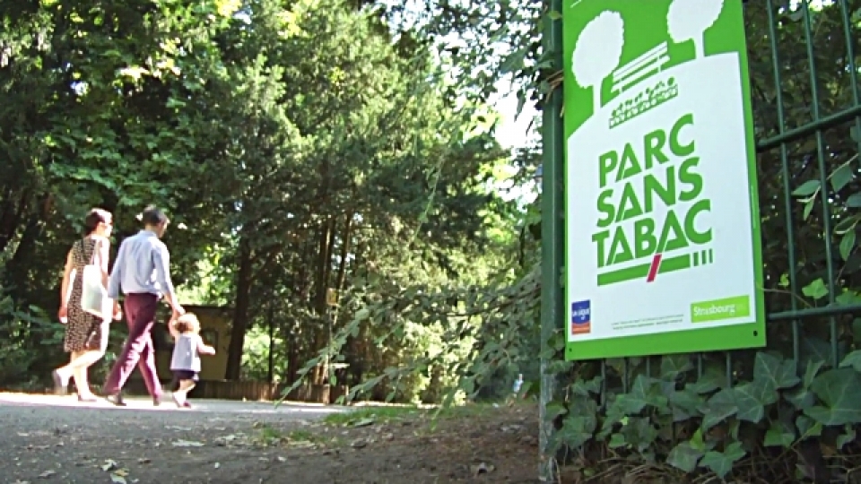 thanh pho phap dau tien cam thuoc la trong cong vien cong cong