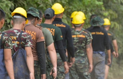 Đội giải cứu làm việc hối hả ở cửa hang sau khi thợ lặn thiệt mạng