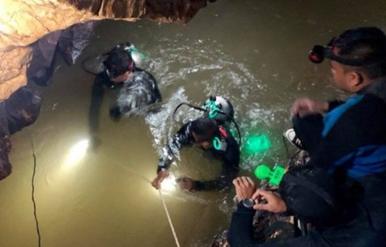 Hoàng gia Thái trả toàn bộ chi phí đám tang người thợ lặn tử nạn