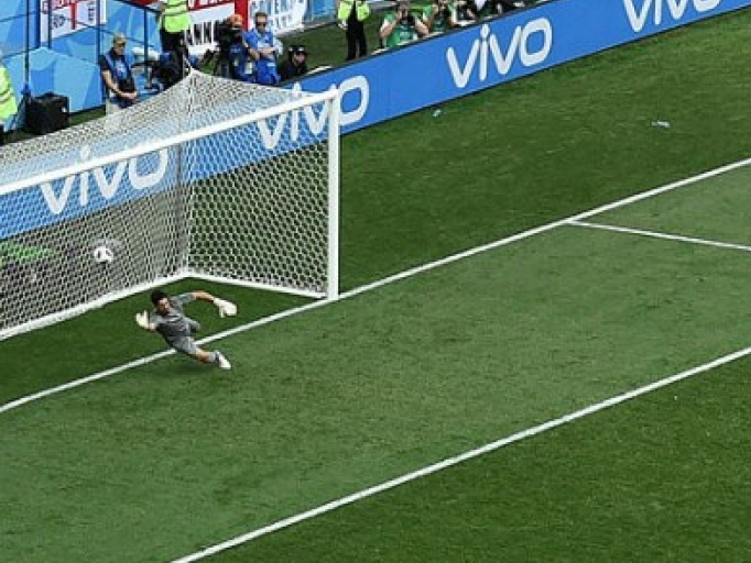 Sút penalty theo cách của Stephen Hawking tỷ lệ trúng sẽ cao hơn