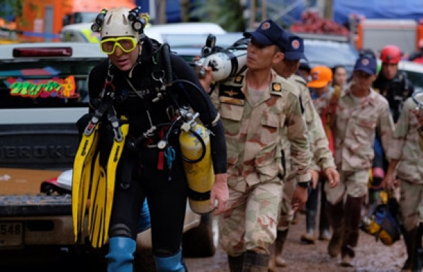 Cấm ôm, đụng chạm các cầu thủ Thái Lan vừa được cứu