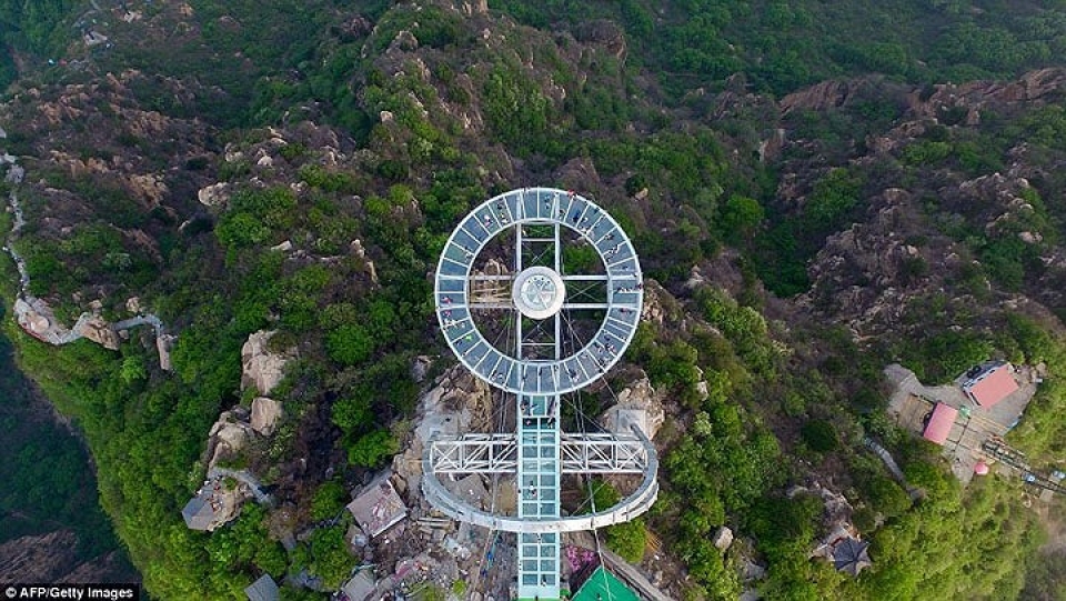 du khach rung minh dung tren dai quan sat trong suot o trung quoc