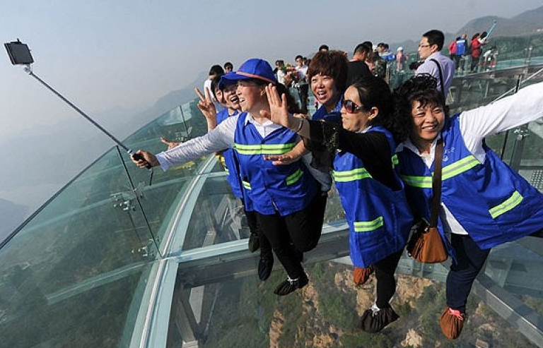 Trải nghiệm thú vị trên đài quan sát trong suốt ở ngoại ô Bắc Kinh