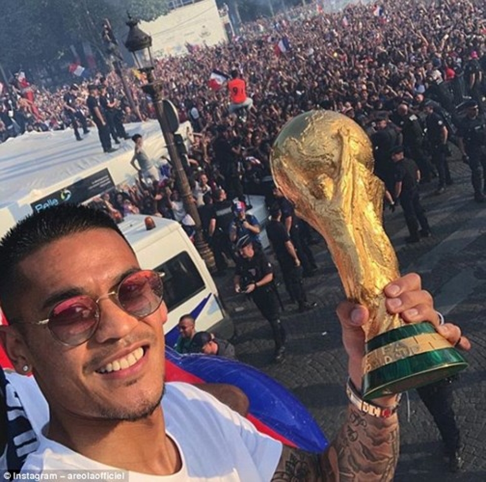 he lo nhung hinh anh trong xe bus ruoc cup vang cua dt phap