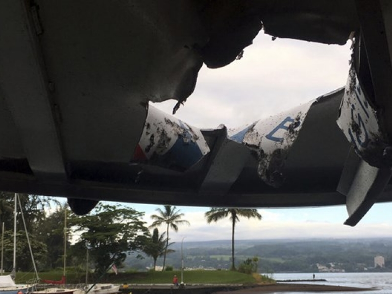Nham thạch rơi trúng tàu du lịch ở Hawaii, hơn 20 người bị thương