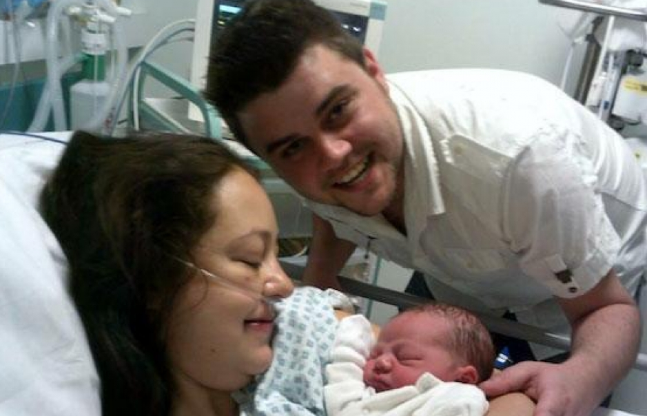 Sau 76 giờ sinh con, bà mẹ nứt luôn hộp sọ