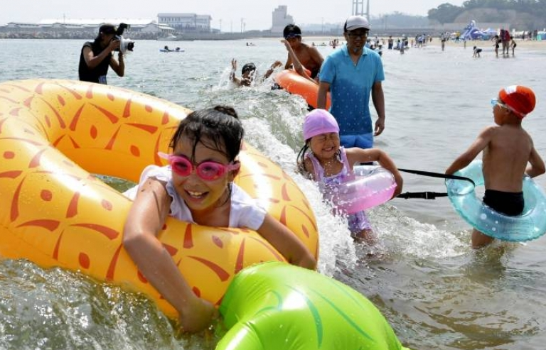 Nhật Bản mở lại các bãi biển bị ảnh hưởng bởi thảm họa sóng thần