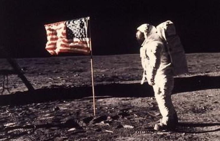 Sự sống có thể từng tồn tại trên Mặt trăng 4 tỷ năm trước