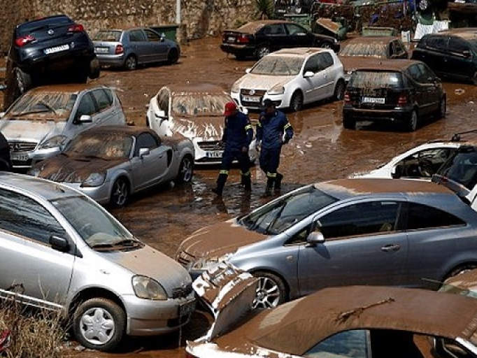 Lũ dữ cuốn phăng ô tô ngay trên đường phố Athens