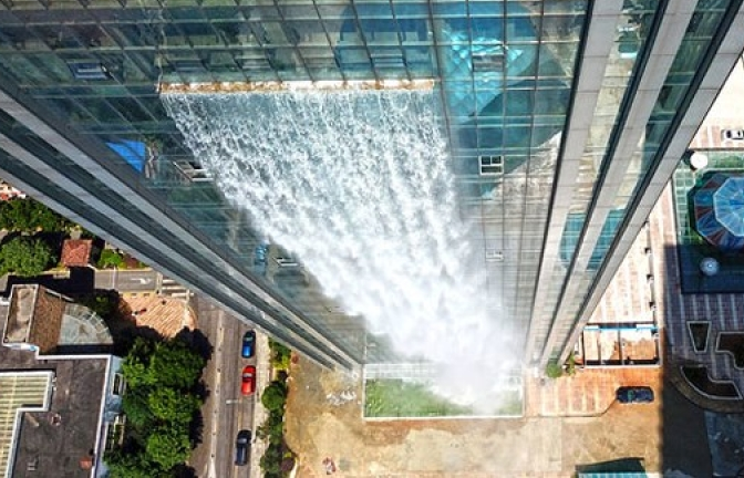 Trung Quốc: Thác nước hơn 100m từ tòa nhà chọc trời