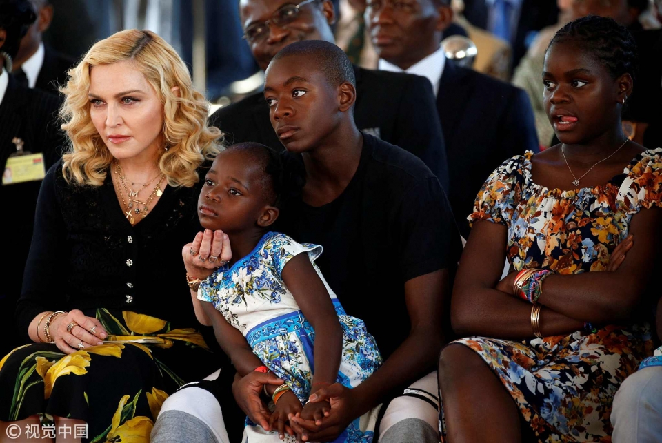 Ca sỹ Madonna kỷ niệm sinh nhật bằng cách gây quỹ từ thiện 60.000 USD ca sy madonna gay quy tu thien 60000 usd vi tre tho tai malawi