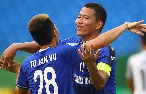 Tiền đạo Anh Đức sang Singapore kiểm tra chấn thương