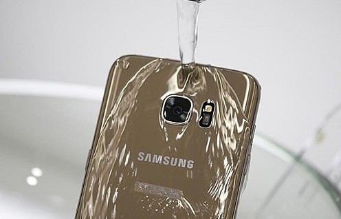 Samsung bị kiện ở Australia vì quảng cáo điện thoại Galaxy chống nước