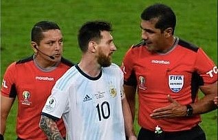 Bị Messi cáo buộc thiên vị Brazil, trọng tài nói gì?