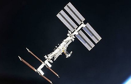 UFO bay quay trạm ISS “kiểm tra sự tiến bộ của loài người”?