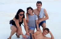 Nắng nóng kỳ lạ tại nơi lạnh giá nhất thế giới, người dân tắm nắng trên sông băng