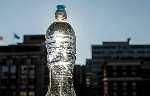Thận trọng khi uống nước trong chai dùng một lần vào mùa Hè