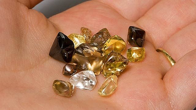 di dao quanh cong vien vo tinh nhat duoc vien kim cuong 212 carat