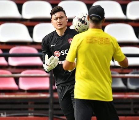 Hình ảnh Văn Lâm 'luyện công', quyết đòi lại suất bắt chính ở Muangthong Utd