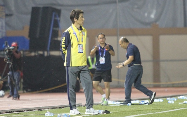 Báo Thái Lan HLV Nishino bất bại khi đối đầu thầy Park bao thai lan hlv nishino bat bai khi doi dau thay park