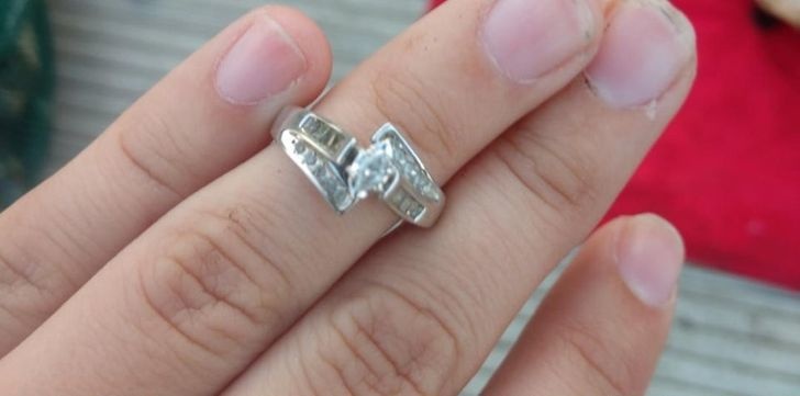 4708 trang suc vang do co va nhung thu duoc tim thay trong thung rac