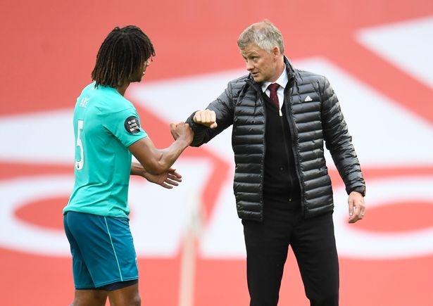 HLV Solskjaer trao đổi ngắn với Nathan Ake. (Nguồn: Reuters) 4023 0 premier league manchester united v afc bournemouth