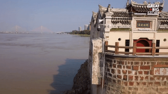 ngoi den 700 nam tuoi van hien ngang dung vung bat chap lu lon