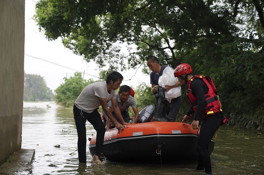 Trước tình trạng lũ lụt và ngập úng nghiêm trọng, người dân sống tại Long Khẩu buộc phải di dời đi nơi khác. Lính cứu hoả từ tỉnh Chiết Giang được điều động đến giúp dân sơ tán. 5544 2