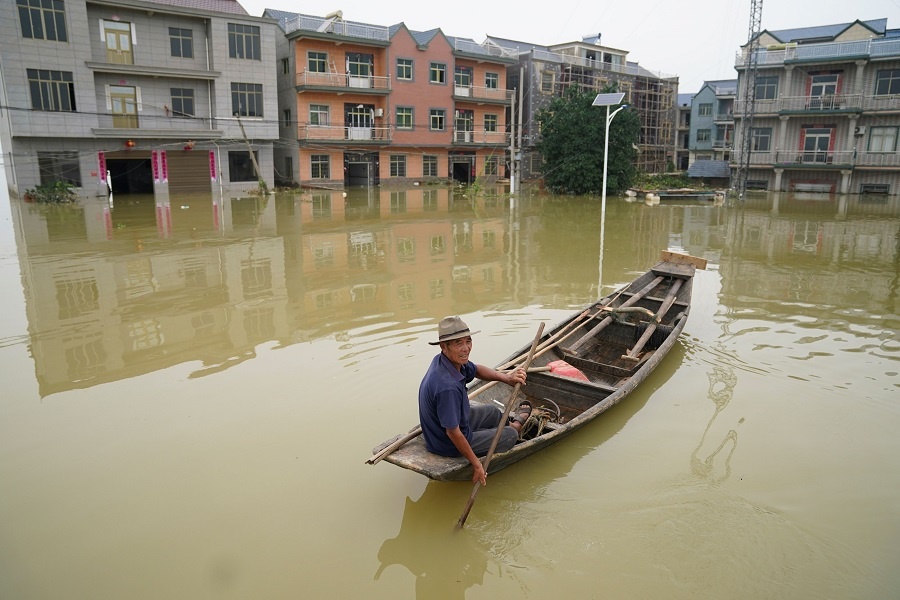 Đợt mưa lớn kéo dài khiến con đê nằm gần làng Long Khẩu sụp đổ. Khu vực này chưa ghi nhận thuơng vong nào giữa lúc lũ lụt đang nhấn chìm một phần thị trấn Liên Hồ ở gần đó. 5621 9