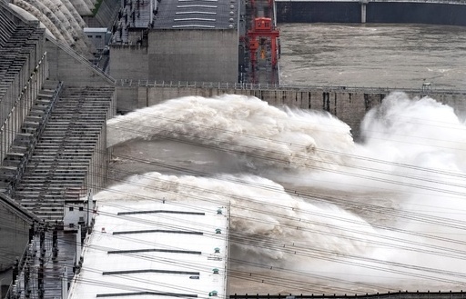 Lũ mới ập đến sông dài nhất Trung Quốc, đập Tam Hiệp 'oằn mình' đối phó