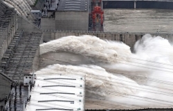 Lũ mới ập đến sông dài nhất Trung Quốc, đập Tam Hiệp 'oằn mình' đối phó