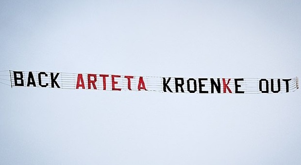 Tức giận vì ông chủ CLB 'keo kiệt', cổ động viên Arsenal thuê máy bay giăng băng rôn phản đối