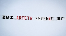 Tức giận vì ông chủ CLB 'keo kiệt', cổ động viên Arsenal thuê máy bay giăng băng rôn phản đối