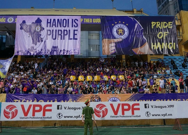 Báo Thái lại choáng với hình ảnh và số lượng khán giả tại V League bao thai lai choang voi hinh anh va so luong khan gia tai v league